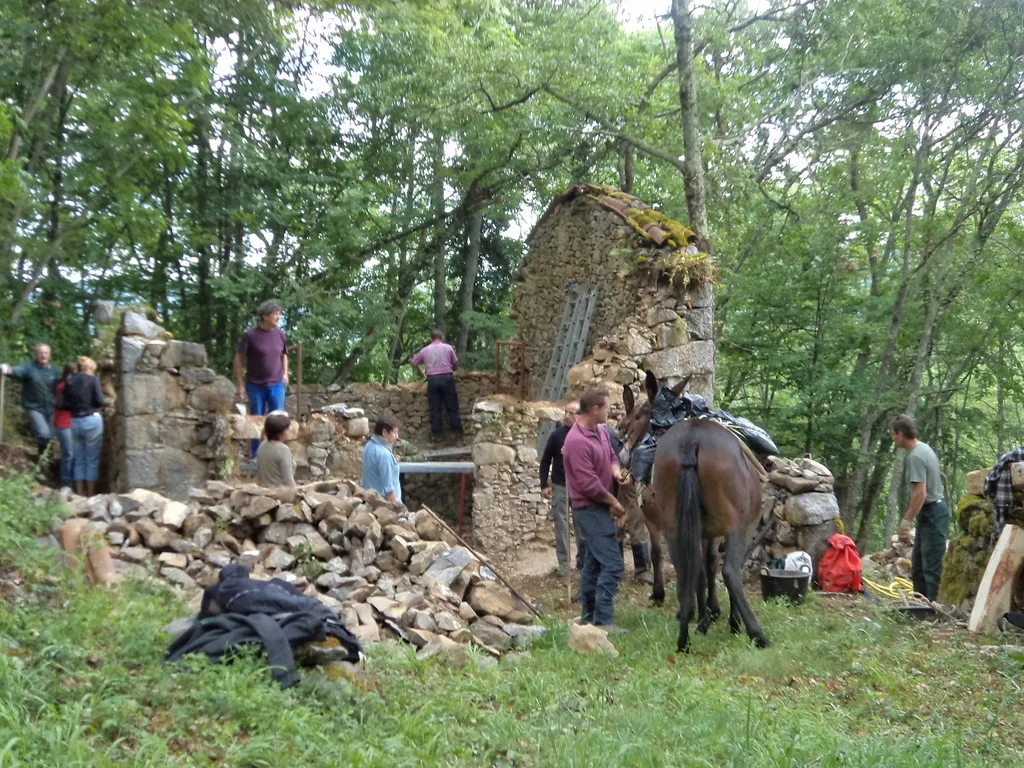 Le bénévoles au travail sur la grange foraine